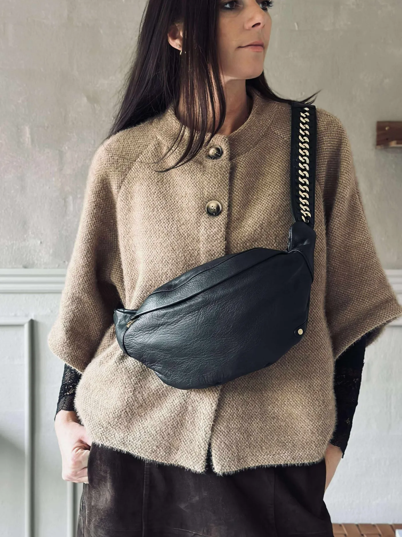 Bumbag med guldkæde på remmen