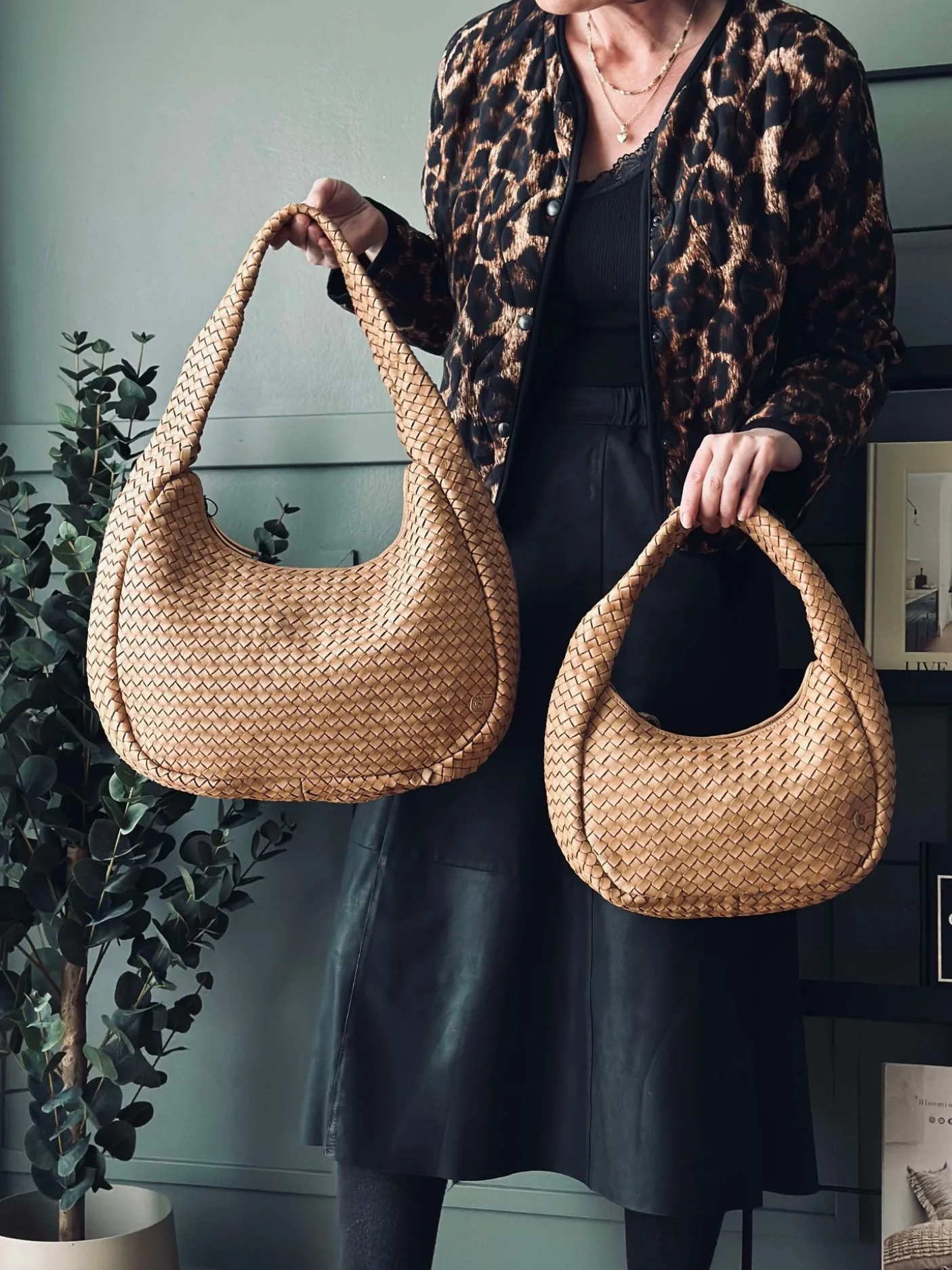 Elegant håndflettet skuldertaske - Sand