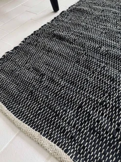 Gulvtæppe i skind med hvid tråd - 70x140cm