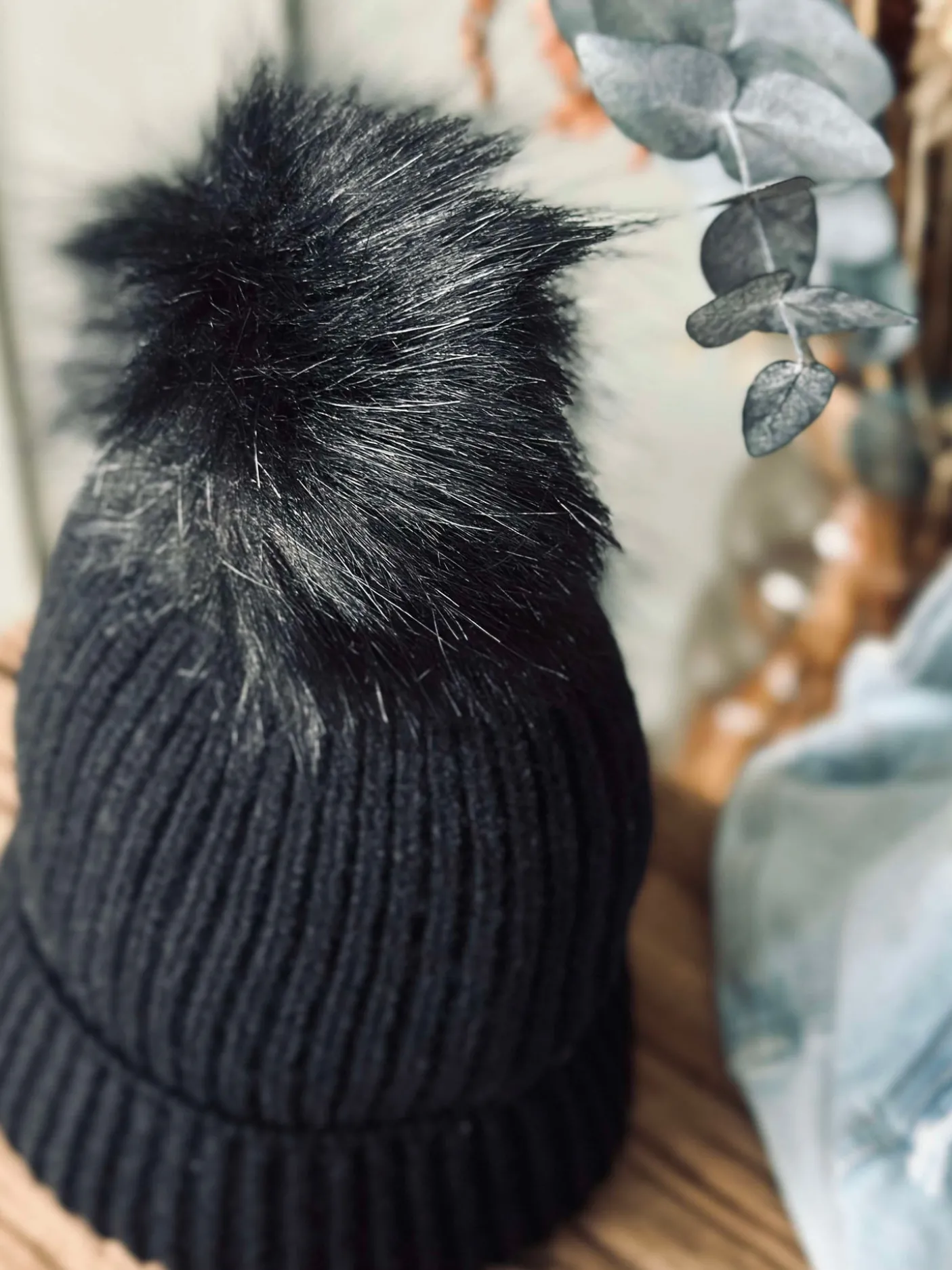 Hue med kvast - Black