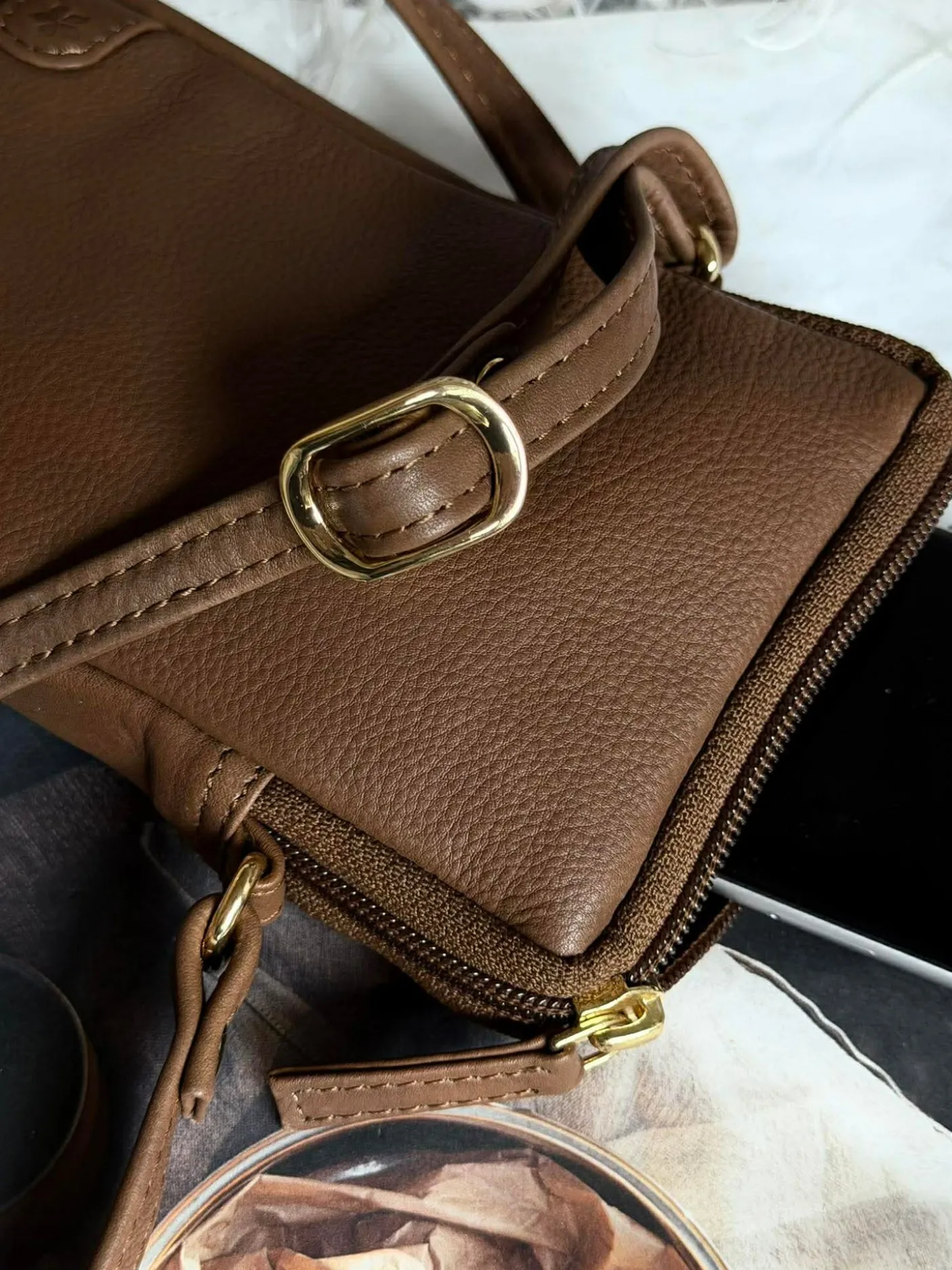 Mobiltaske Misse - Coffee / gold
