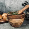 Morter i olieret akacia træ