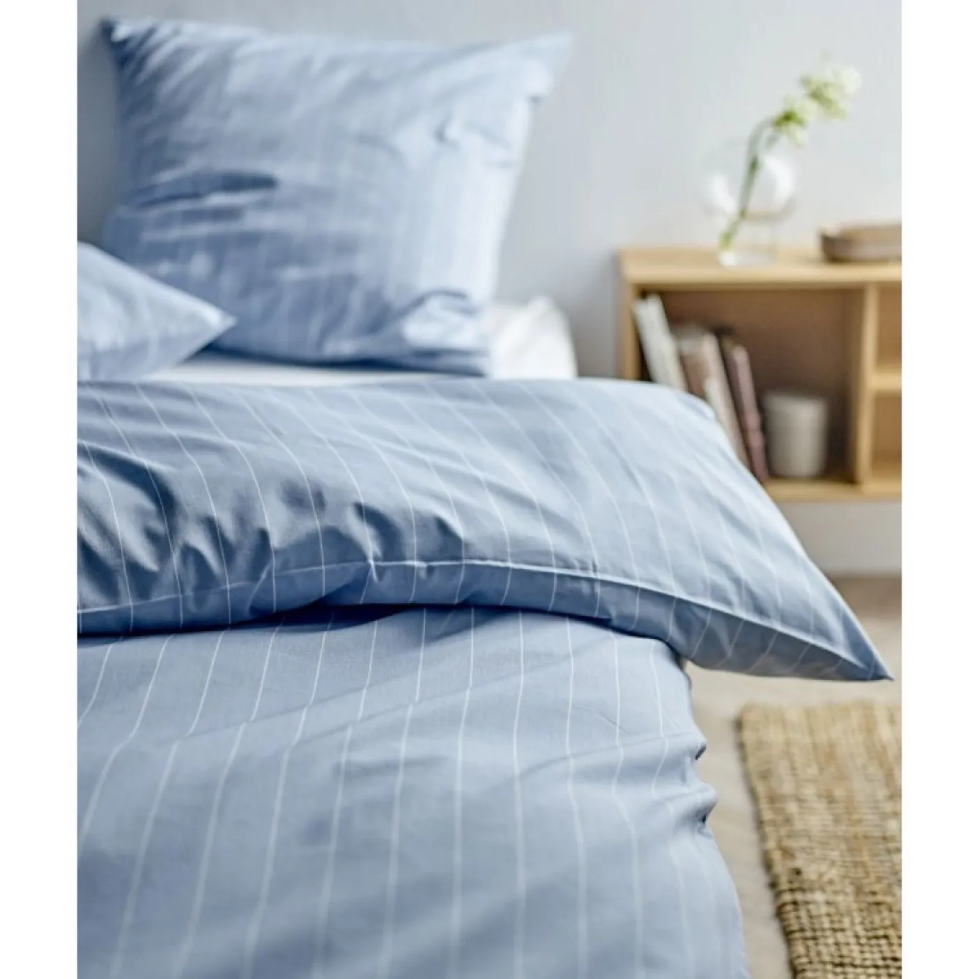 Sengetøj 2 Sæt Södahl 140x220 cm - Linen Blue - Inkl. Sengebakke