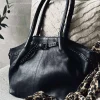 Skuldertaske med nitter - Black