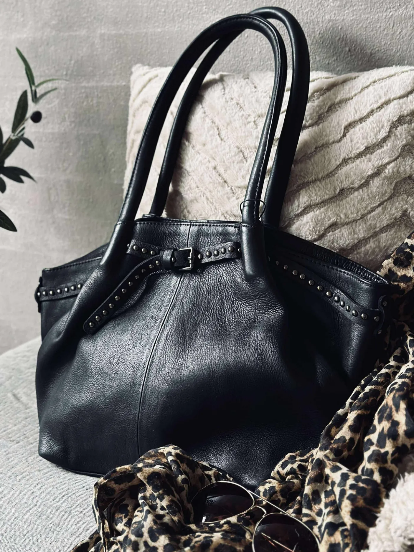 Skuldertaske med nitter - Black