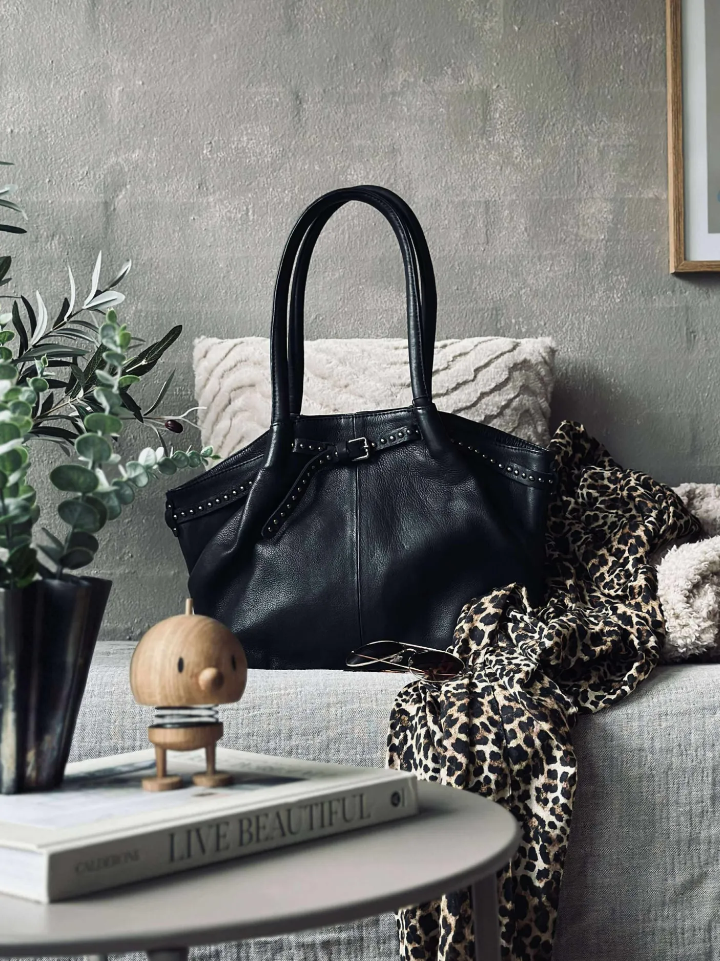 Skuldertaske med nitter - Black
