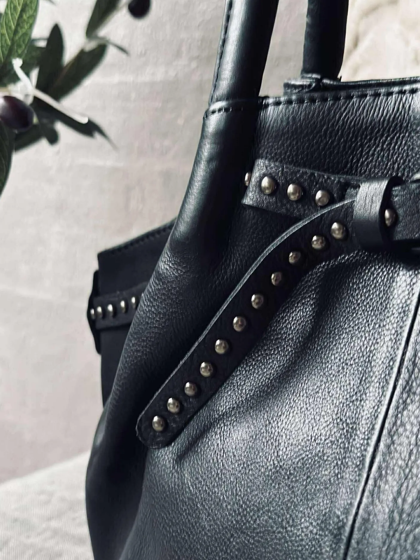 Skuldertaske med nitter - Black