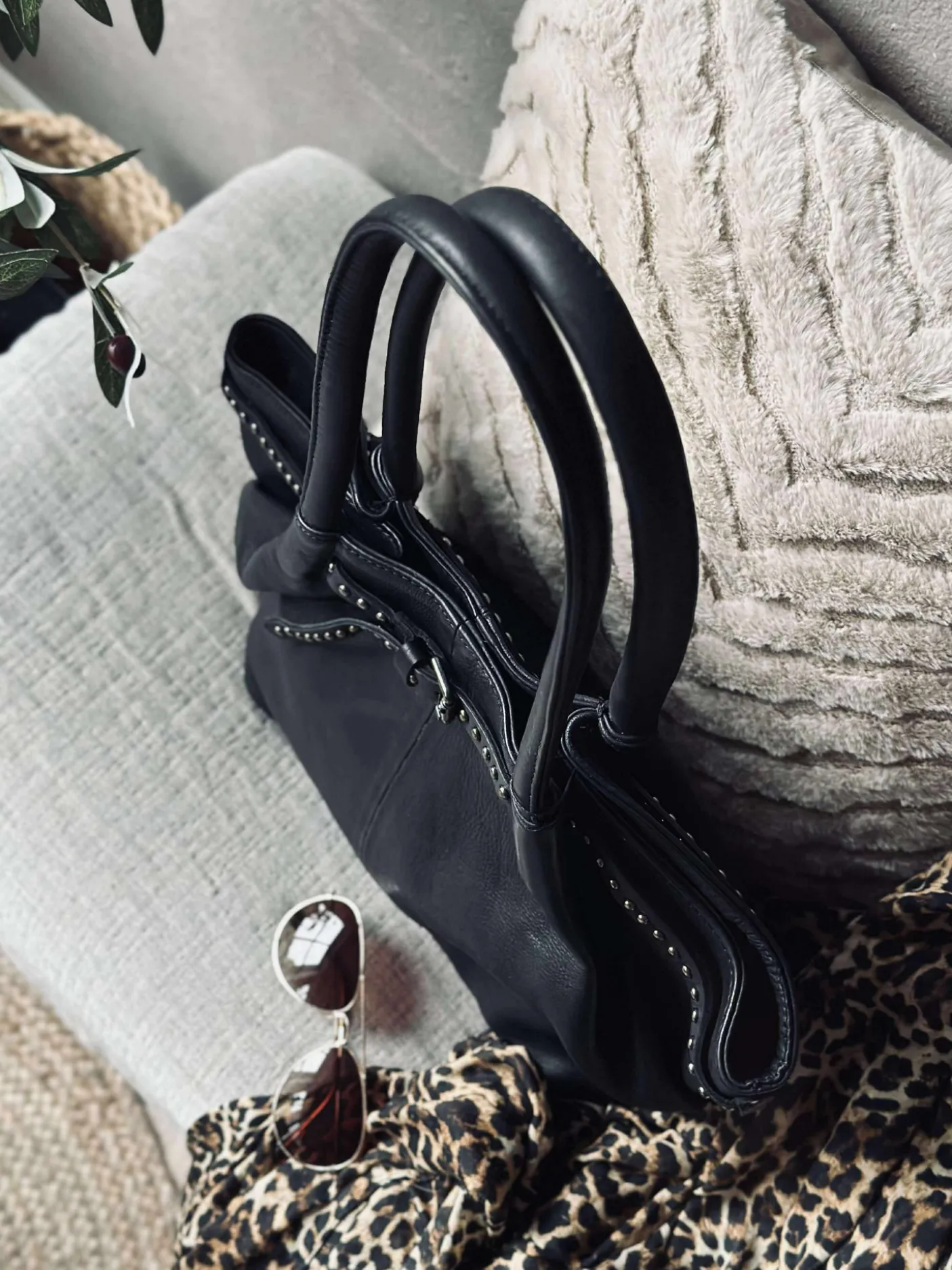 Skuldertaske med nitter - Black