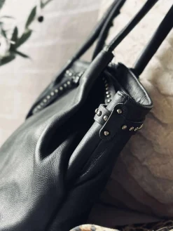 Skuldertaske med nitter - Black