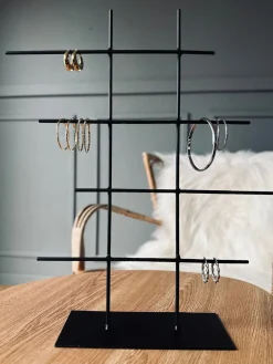Smykkestativ i sort metal