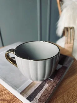 Tekop med guld hank – Beige